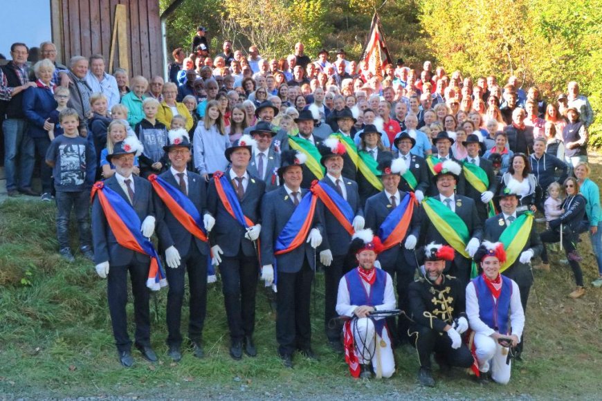 Die Männergesellschaft Hain-Strasse. – Gesellschaftsfoto